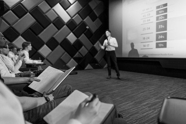 Wat zijn de belangrijkste elementen van een succesvolle bedrijfsstrategie in een snel veranderende markt?